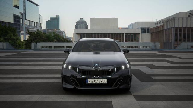BMW i5 eDrive40 M Sport Automaat / Panoramadak / Trekhaak / Adaptieve LED / Parking Assistant Professional / Stoelventilatie / Comfort Access