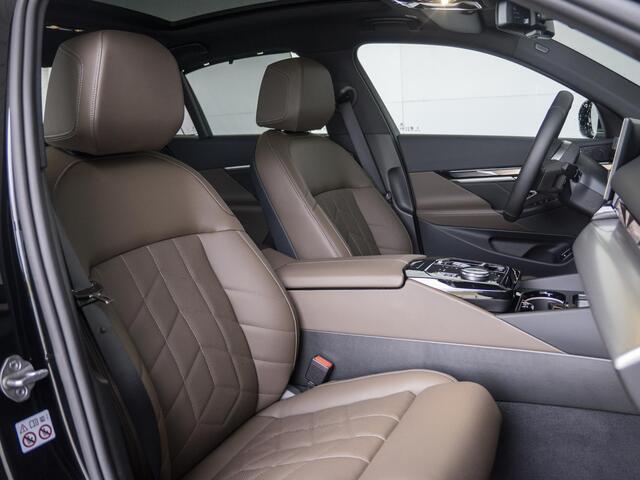 BMW i5 eDrive40 | M Sportpakket | Innovation Pack | Travel Pack | Comfort Pack - Hi Five