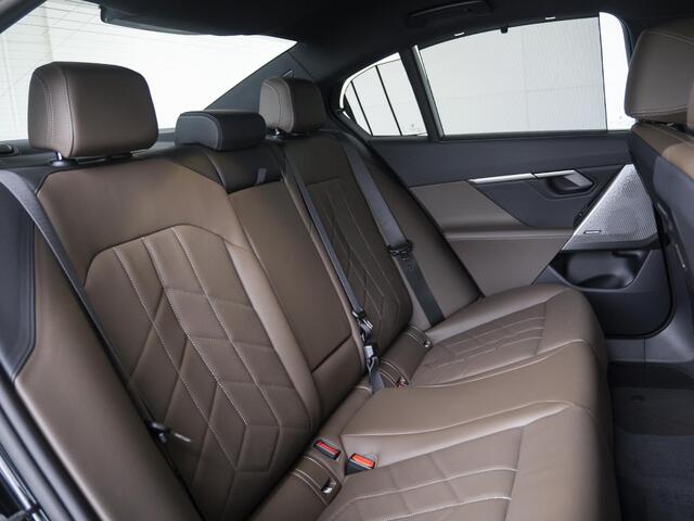 BMW i5 eDrive40 | M Sportpakket | Innovation Pack | Travel Pack | Comfort Pack - Hi Five