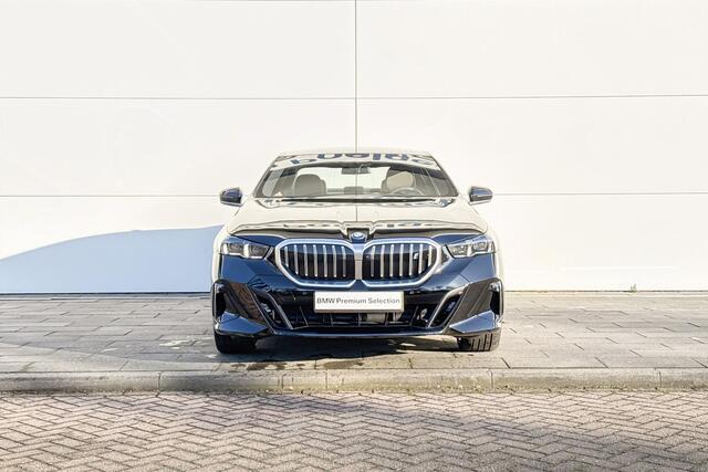 BMW i5 Sedan eDrive40 | M Sport | Glazen Panoramadak | Stoelverwarming | Harman Kardon |