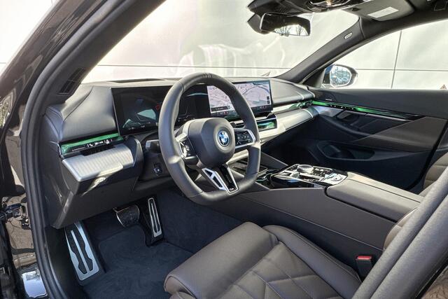 BMW i5 Sedan eDrive40 | M Sport | Glazen Panoramadak | Stoelverwarming | Harman Kardon |