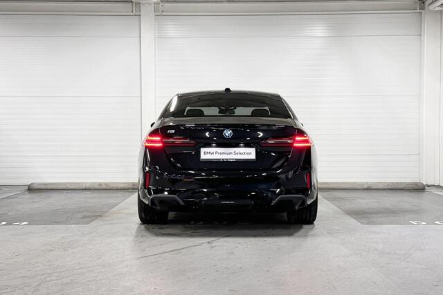 BMW i5 Sedan eDrive40 | M-Sport Pro | Travel Pack | Innovation Pack | Comfort Pack | Driving Assistant Professional | Bowers&Wilkins | Panoramadak | Comfort Access | Trekhaak