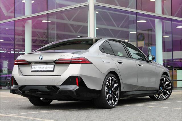 BMW i5 eDrive40 M Sport 84 kWh / Panoramadak / Adaptief onderstel professional / Trekhaak / Parking Assistant Professional / Stoelventilatie / Adaptieve LED