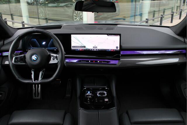 BMW i5 eDrive40 M Sport 84 kWh / Panoramadak / Adaptief onderstel professional / Trekhaak / Parking Assistant Professional / Stoelventilatie / Adaptieve LED