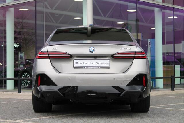 BMW i5 eDrive40 M Sport 84 kWh / Panoramadak / Adaptief onderstel professional / Trekhaak / Parking Assistant Professional / Stoelventilatie / Adaptieve LED