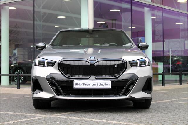 BMW i5 eDrive40 M Sport 84 kWh / Panoramadak / Adaptief onderstel professional / Trekhaak / Parking Assistant Professional / Stoelventilatie / Adaptieve LED