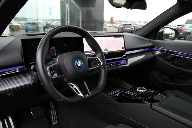 BMW i5 eDrive40 M Sport 84 kWh / Panoramadak / Adaptief onderstel professional / Trekhaak / Parking Assistant Professional / Stoelventilatie / Adaptieve LED