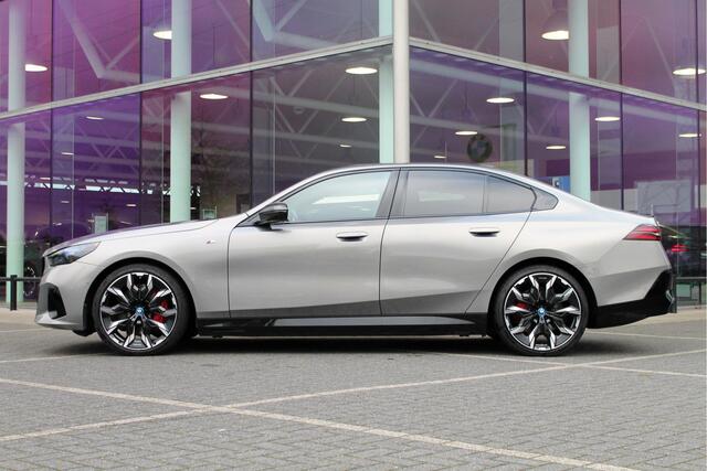 BMW i5 eDrive40 M Sport 84 kWh / Panoramadak / Adaptief onderstel professional / Trekhaak / Parking Assistant Professional / Stoelventilatie / Adaptieve LED