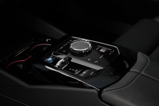 BMW i5 eDrive40 M Sport 84 kWh / Panoramadak / Adaptief onderstel professional / Trekhaak / Parking Assistant Professional / Stoelventilatie / Adaptieve LED