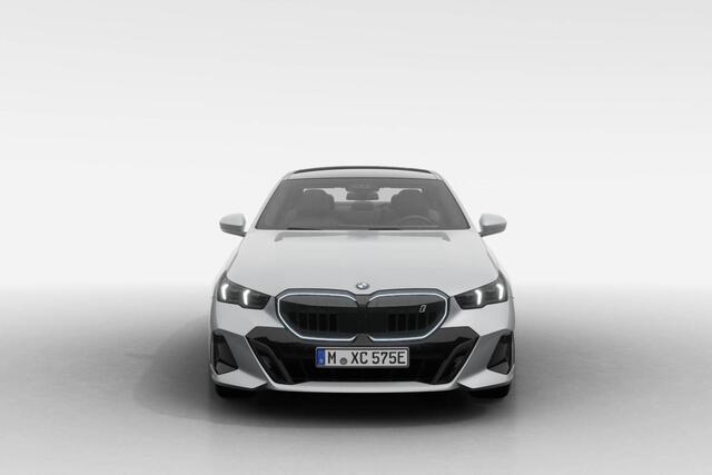 BMW i5 xDrive40 | M Sport Pro | Travel Pack | Comfort Pack | Trekhaak met elektrisch wegklapbare kogel