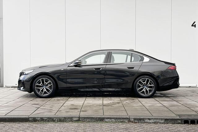 BMW i5 Sedan eDrive40 M-Sport / Panoramadak / Comfort Acces / Elektrisch verstelbare stoelen / 4 zone Airco / Trekhaak Elektrisch wegklapbaar / Driving Assistant Plus / Stoel ventilatie