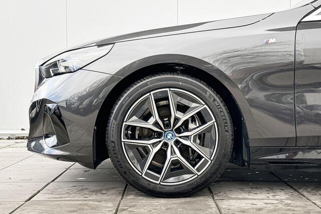 BMW i5 Sedan eDrive40 M-Sport / Panoramadak / Comfort Acces / Elektrisch verstelbare stoelen / 4 zone Airco / Trekhaak Elektrisch wegklapbaar / Driving Assistant Plus / Stoel ventilatie