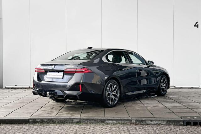 BMW i5 Sedan eDrive40 M-Sport / Panoramadak / Comfort Acces / Elektrisch verstelbare stoelen / 4 zone Airco / Trekhaak Elektrisch wegklapbaar / Driving Assistant Plus / Stoel ventilatie