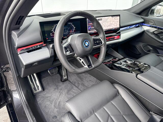 BMW i5 Sedan eDrive40 M-Sport / Panoramadak / Comfort Acces / Elektrisch verstelbare stoelen / 4 zone Airco / Trekhaak Elektrisch wegklapbaar / Driving Assistant Plus / Stoel ventilatie
