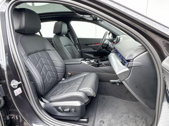 BMW i5 Sedan eDrive40 M-Sport / Panoramadak / Comfort Acces / Elektrisch verstelbare stoelen / 4 zone Airco / Trekhaak Elektrisch wegklapbaar / Driving Assistant Plus / Stoel ventilatie
