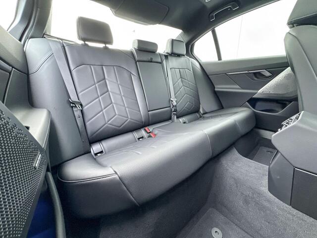 BMW i5 Sedan eDrive40 M-Sport / Panoramadak / Comfort Acces / Elektrisch verstelbare stoelen / 4 zone Airco / Trekhaak Elektrisch wegklapbaar / Driving Assistant Plus / Stoel ventilatie