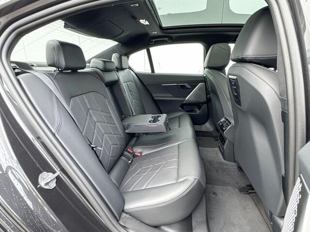 BMW i5 Sedan eDrive40 M-Sport / Panoramadak / Comfort Acces / Elektrisch verstelbare stoelen / 4 zone Airco / Trekhaak Elektrisch wegklapbaar / Driving Assistant Plus / Stoel ventilatie