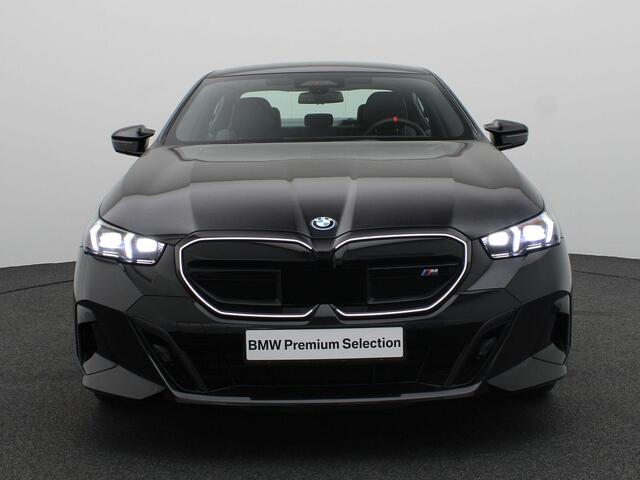 BMW i5 M60 xDrive M Sportpakket Pro | Innovation Pack | Travel Pack | Comfort Pack | Stuurwielrand Verwarmd | Adaptief M Onderstel Professional | Driving Assistant Professional | Harman Kardon | 21''