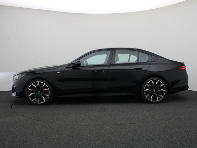 BMW i5 M60 xDrive M Sportpakket Pro | Innovation Pack | Travel Pack | Comfort Pack | Stuurwielrand Verwarmd | Adaptief M Onderstel Professional | Driving Assistant Professional | Harman Kardon | 21''