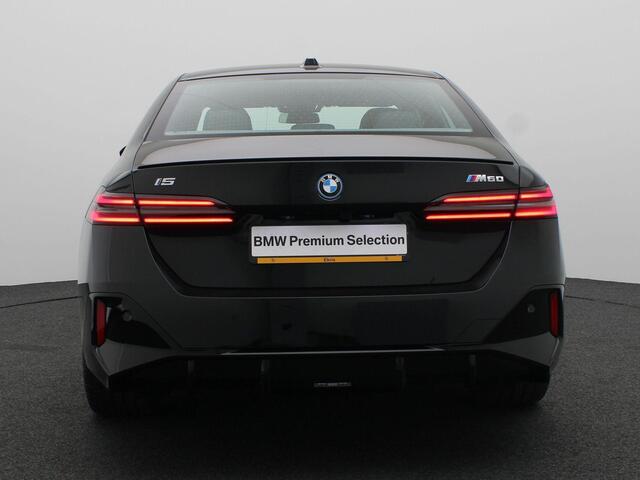 BMW i5 M60 xDrive M Sportpakket Pro | Innovation Pack | Travel Pack | Comfort Pack | Stuurwielrand Verwarmd | Adaptief M Onderstel Professional | Driving Assistant Professional | Harman Kardon | 21''