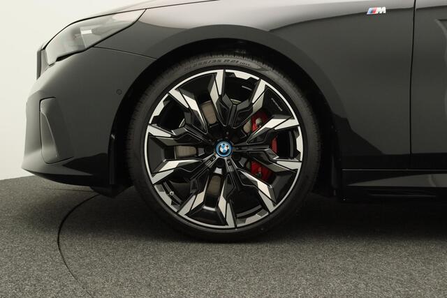 BMW i5 M60 xDrive M Sportpakket Pro | Innovation Pack | Travel Pack | Comfort Pack | Stuurwielrand Verwarmd | Adaptief M Onderstel Professional | Driving Assistant Professional | Harman Kardon | 21''