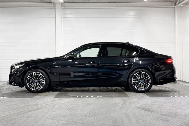 BMW i5 Sedan eDrive40 | M-Sport | Travel Pack | Comfort Pack | Driving Assistant Plus | Harman/Kardon | Comfort Access | Trekhaak