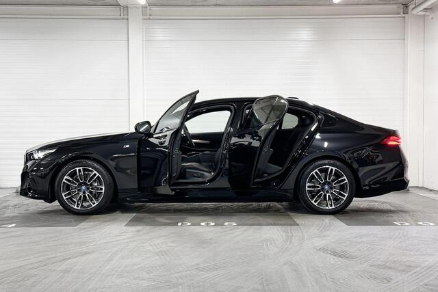 BMW i5 Sedan eDrive40 | M-Sport | Travel Pack | Comfort Pack | Driving Assistant Plus | Harman/Kardon | Comfort Access | Trekhaak