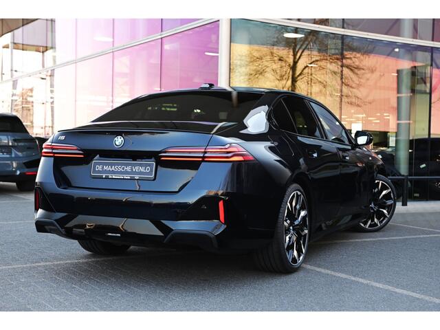 BMW i5 eDrive40 M Sport / Trekhaak / Stoelventilatie / Adaptieve LED / Parking Assistant Plus / Comfort Access / M Sportonderstel / 21" LMV
