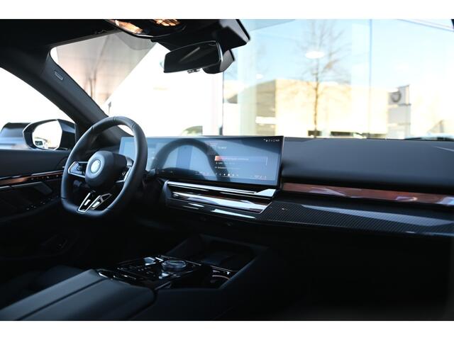 BMW i5 eDrive40 M Sport / Trekhaak / Stoelventilatie / Adaptieve LED / Parking Assistant Plus / Comfort Access / M Sportonderstel / 21" LMV