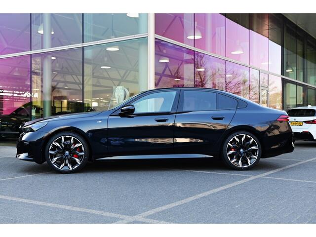BMW i5 eDrive40 M Sport / Trekhaak / Stoelventilatie / Adaptieve LED / Parking Assistant Plus / Comfort Access / M Sportonderstel / 21" LMV