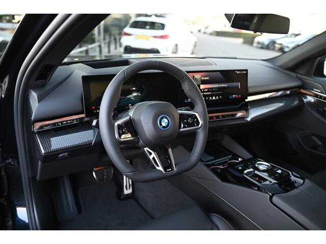 BMW i5 eDrive40 M Sport / Trekhaak / Stoelventilatie / Adaptieve LED / Parking Assistant Plus / Comfort Access / M Sportonderstel / 21" LMV