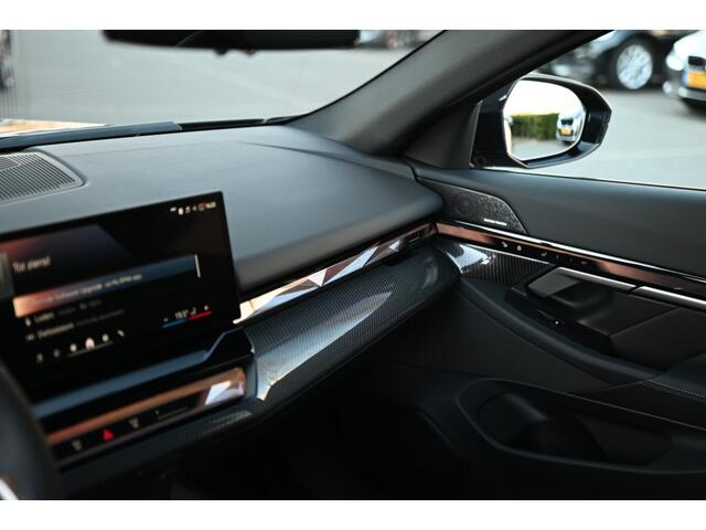 BMW i5 eDrive40 M Sport / Trekhaak / Stoelventilatie / Adaptieve LED / Parking Assistant Plus / Comfort Access / M Sportonderstel / 21" LMV