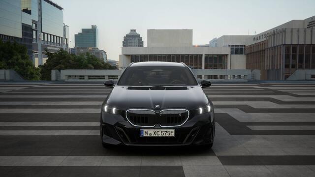 BMW i5 Touring eDrive40 M Sport / Panoramadak / Trekhaak / Bowers & Wilkins / M Multifunctionele Stoelen / Comfort Access / Adaptieve LED / Stoelventilatie