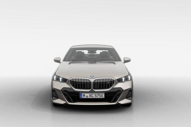 BMW i5 Sedan eDrive40 M Sport Edition 84 kWh | Ambiance verlichting | Driving Assistant Plus