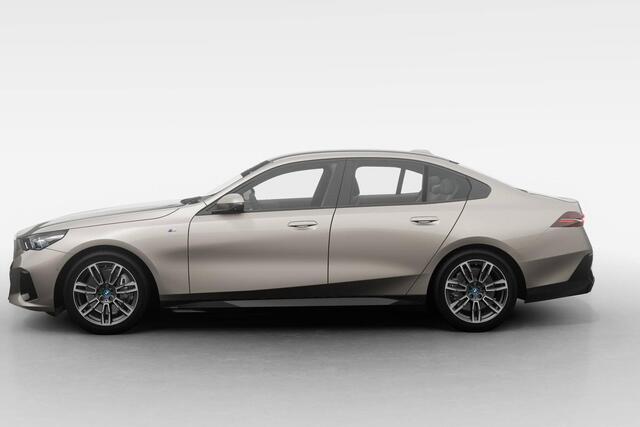 BMW i5 Sedan eDrive40 M Sport Edition 84 kWh | Ambiance verlichting | Driving Assistant Plus