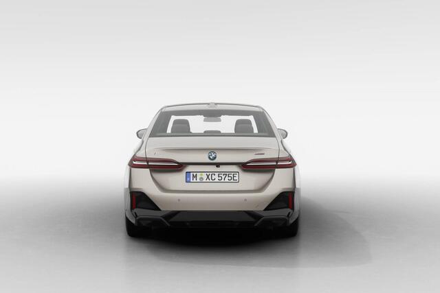 BMW i5 Sedan eDrive40 M Sport Edition 84 kWh | Ambiance verlichting | Driving Assistant Plus