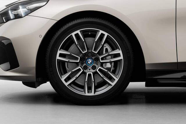 BMW i5 Sedan eDrive40 M Sport Edition 84 kWh | Ambiance verlichting | Driving Assistant Plus