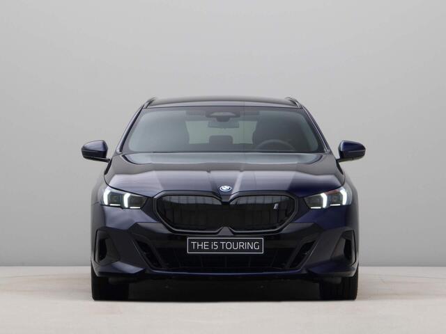 BMW i5 Touring eDrive40 M-Sportpakket | M-Pakket Pro | Panoramadak | Trekhaak | Comfortzetels
