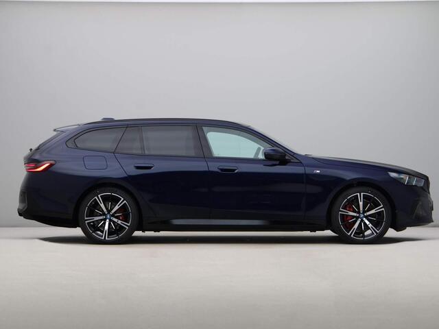 BMW i5 Touring eDrive40 M-Sportpakket | M-Pakket Pro | Panoramadak | Trekhaak | Comfortzetels