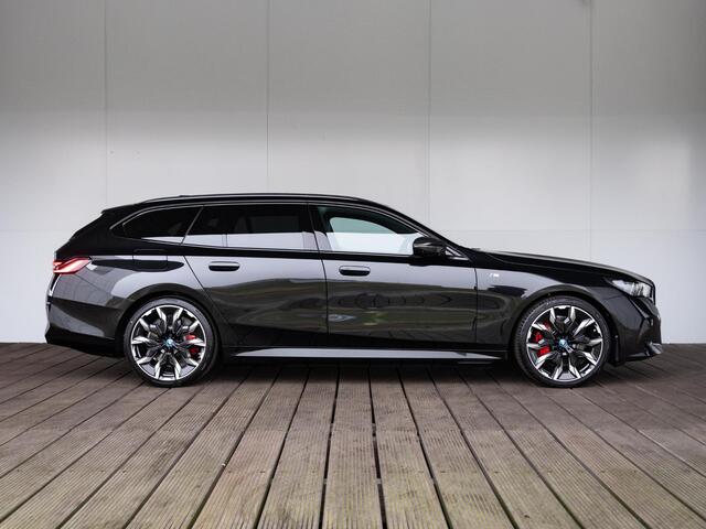 BMW i5 Touring M60 xDrive 84 kWh | M Sportpakket Pro | Innovation Pack | Comfort Pack