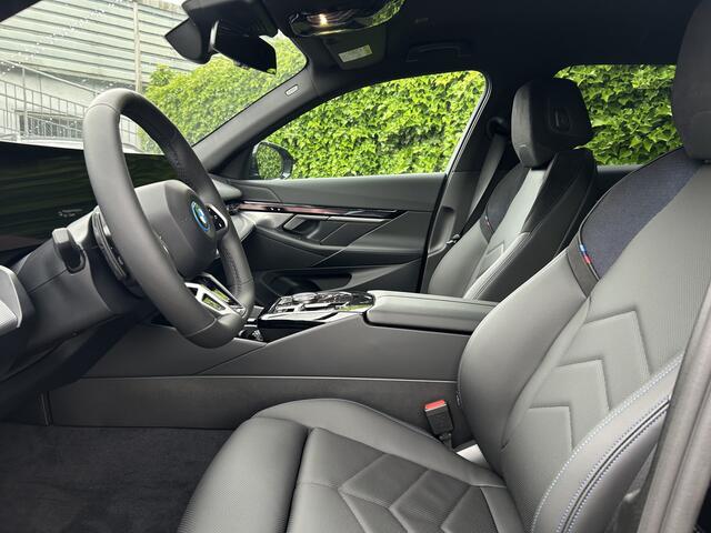 BMW i5 Touring eDrive40 | M-Sport | 19'' | Driv. Ass. Plus | Driv. Ass. | Adapt. LED | Camera | Getint glas | Stoelverw.