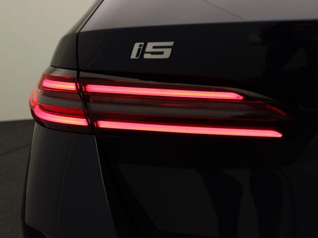 BMW i5 Touring eDrive40 M Sport Edition | Innovation Pack | Travel Pack | Comfort Pack | Stuurwielrand Verwarmd | Trekhaak | Panoramadak | Stoelventilatie | Driving Assistant Professional | Bowers & Wilkins | 20''