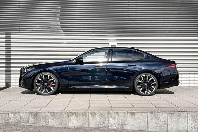 BMW i5 eDrive40 M Sportpakket Pro / Innovation Pack / Travel Pack / Comfort Pack / Trekhaak / Panoramadak