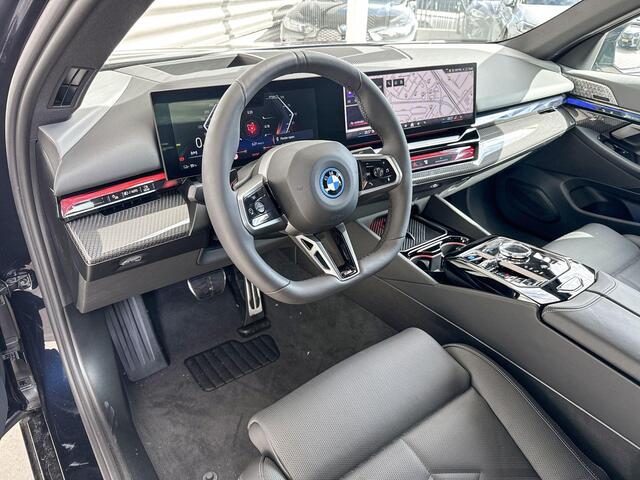 BMW i5 eDrive40 M Sportpakket Pro / Innovation Pack / Travel Pack / Comfort Pack / Trekhaak / Panoramadak