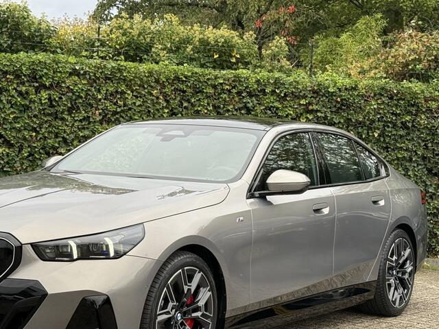 BMW i5 eDrive40 | M-Sport Pro | 20'' | Panorama. | Driv. Plus | Park. Prof. | Comfortstoel. | Head-Up | Stoelvent. | Comf. Acc. | Zonnescherm achter | Adapt. LED | Driv. Ass.