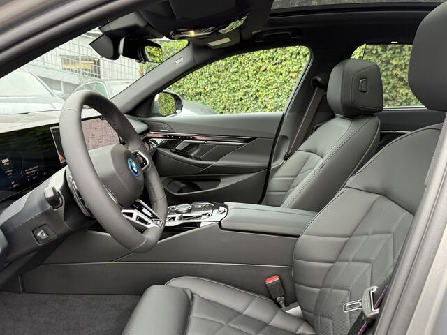 BMW i5 eDrive40 | M-Sport Pro | 20'' | Panorama. | Driv. Plus | Park. Prof. | Comfortstoel. | Head-Up | Stoelvent. | Comf. Acc. | Zonnescherm achter | Adapt. LED | Driv. Ass.