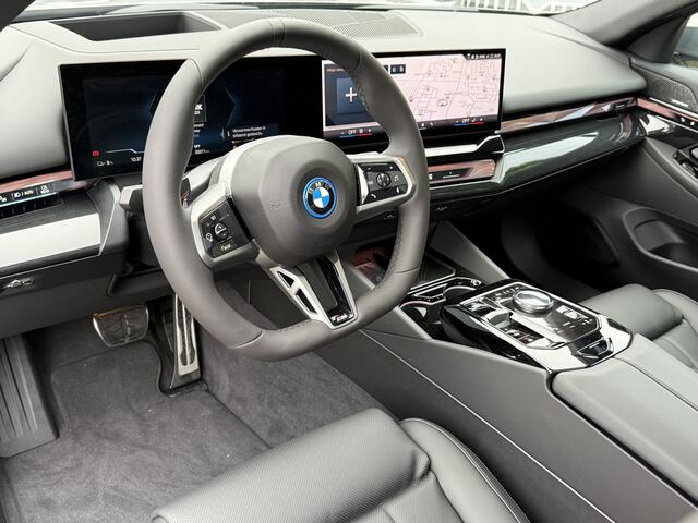 BMW i5 eDrive40 | M-Sport Pro | 20'' | Panorama. | Driv. Plus | Park. Prof. | Comfortstoel. | Head-Up | Stoelvent. | Comf. Acc. | Zonnescherm achter | Adapt. LED | Driv. Ass.