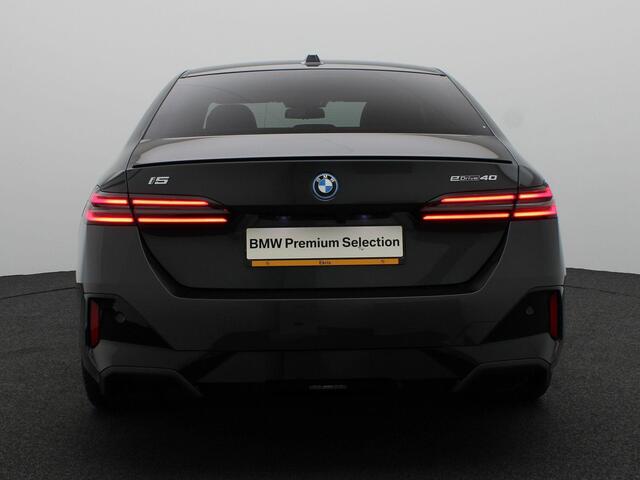 BMW i5 Sedan eDrive40 M Sportpakket Pro | M Sport Edition | Travel Pack | Comfort Pack | Trekhaak | Comfortstoelen | Driving Assistant Plus | Harman Kardon | 20''