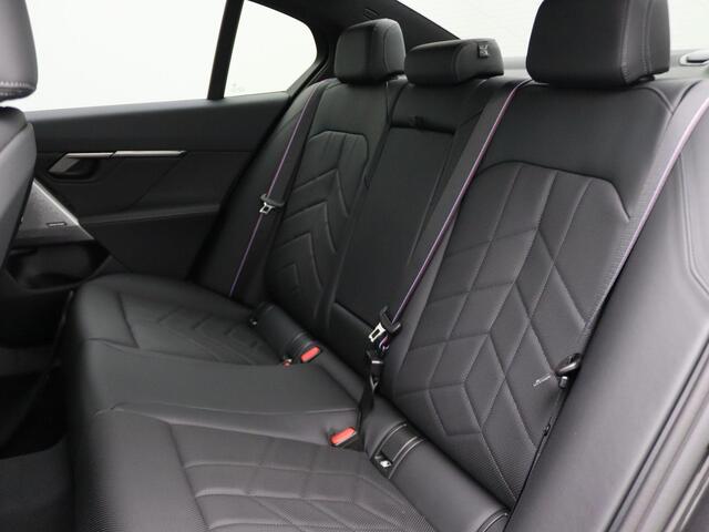 BMW i5 Sedan eDrive40 M Sportpakket Pro | M Sport Edition | Travel Pack | Comfort Pack | Trekhaak | Comfortstoelen | Driving Assistant Plus | Harman Kardon | 20''