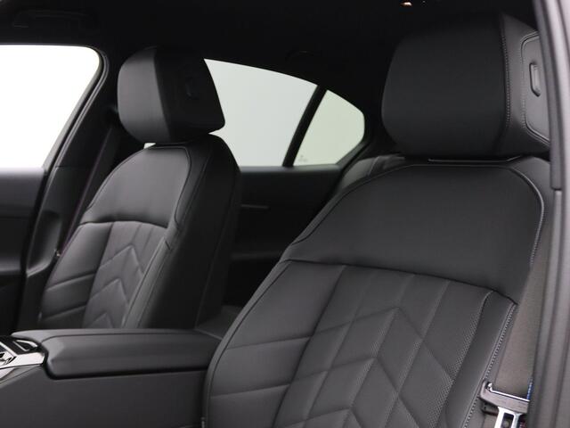 BMW i5 Sedan eDrive40 M Sportpakket Pro | M Sport Edition | Travel Pack | Comfort Pack | Trekhaak | Comfortstoelen | Driving Assistant Plus | Harman Kardon | 20''